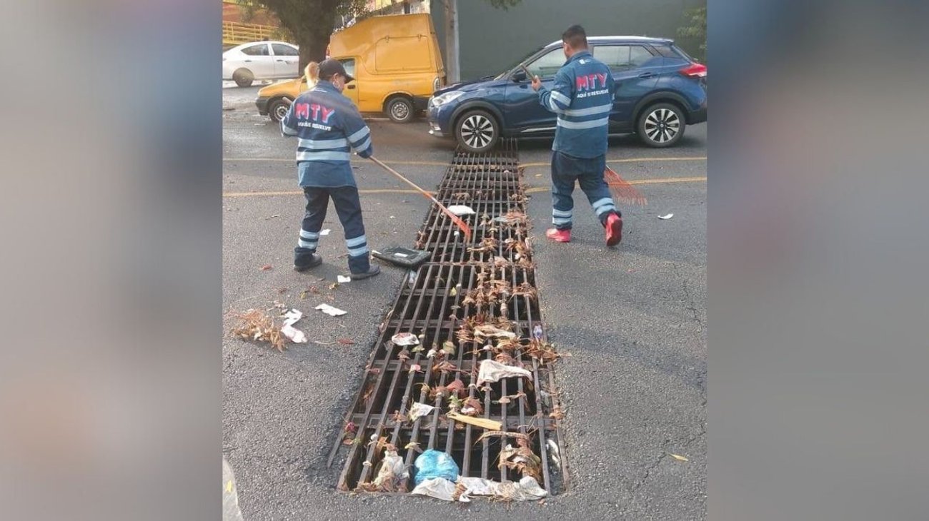 Servicios Públicos de Monterrey limpia rejillas pluviales