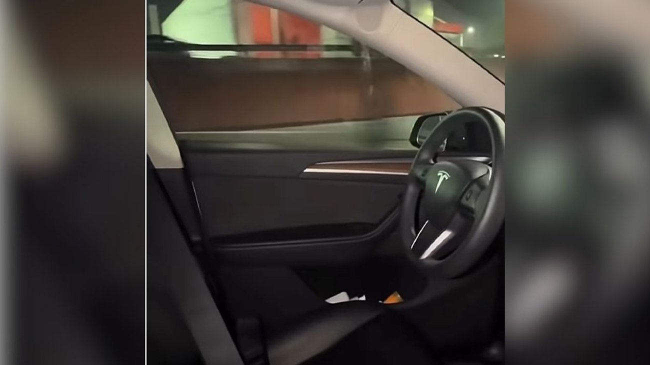 Presume Tesla con Autopilot para 'salvarse' de antialcohólica