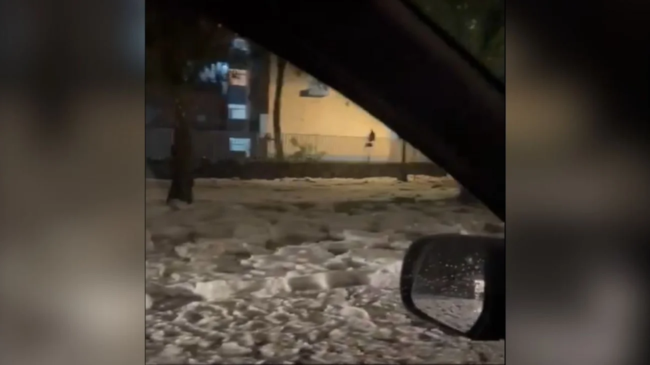 En pleno verano, intensa granizada crea capa de hielo en CDMX