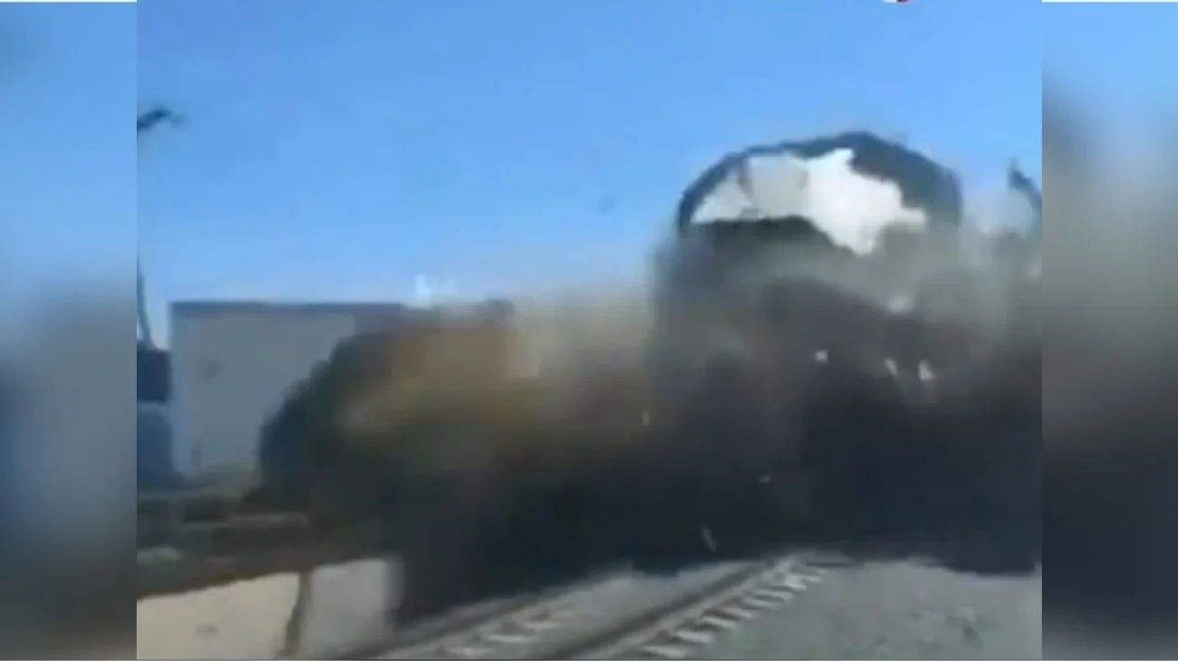 Video: Captan momento en que un tren embiste tráiler en León