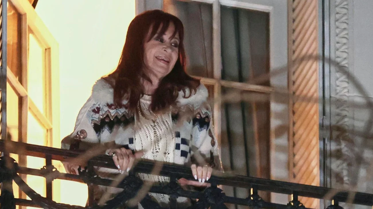 Cumple Cristina Fernández condena en su domicilio de Buenos Aires