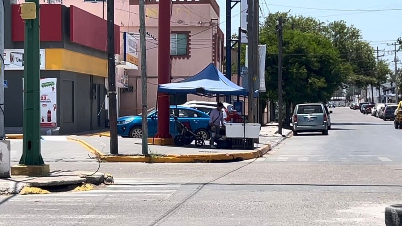 Reportan invasión de banquetas por comercio informal