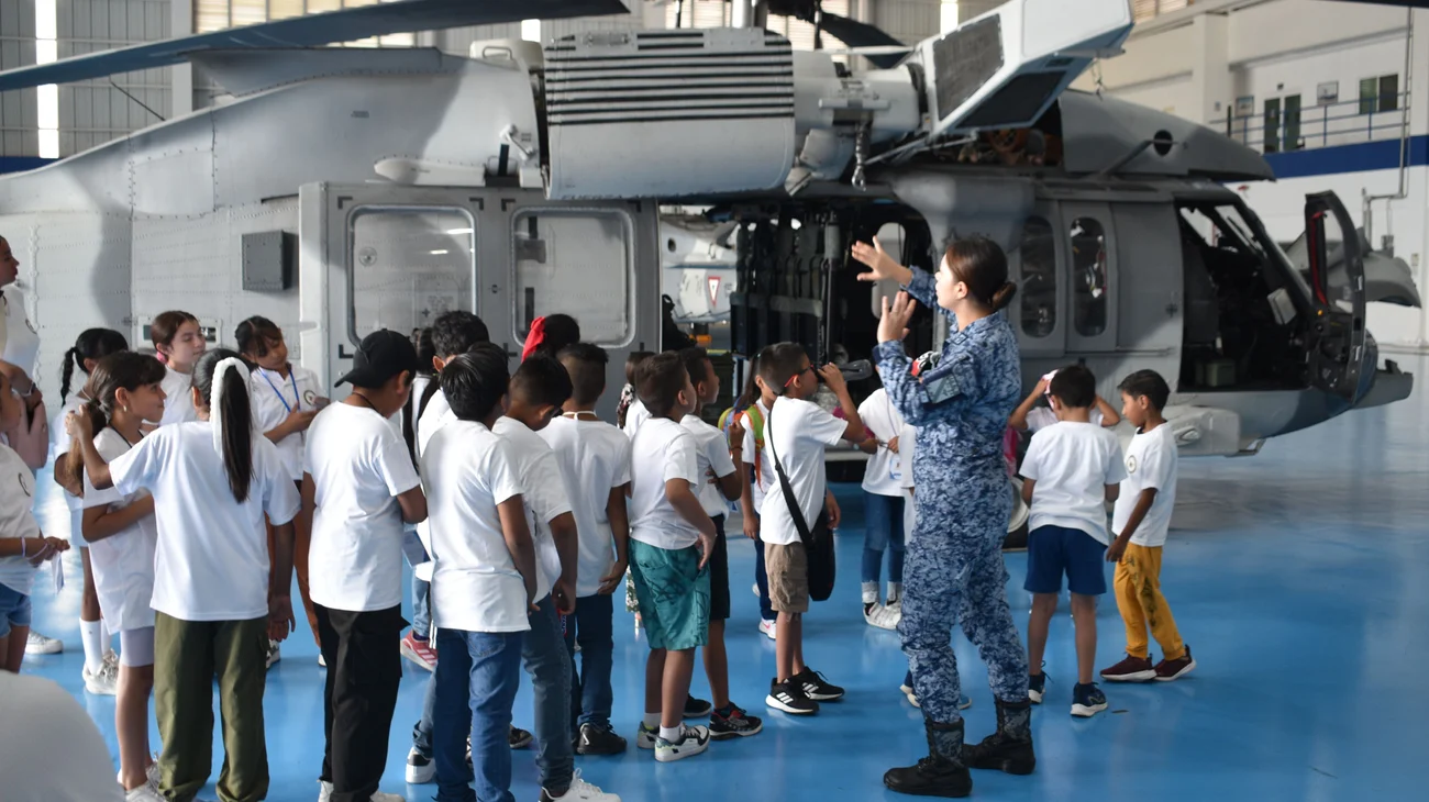 Niños y padres visitan la Base Aérea Militar No. 14 en Apodaca