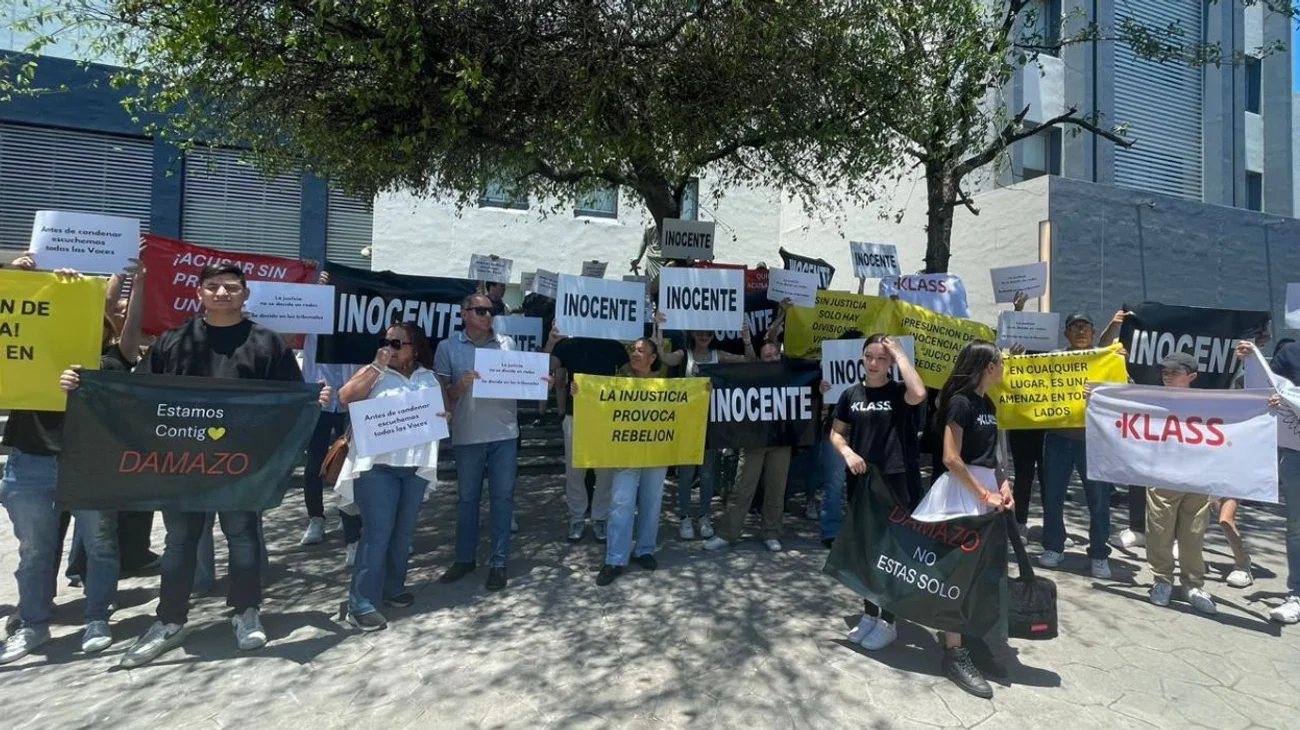 Realizan protesta a favor de Dámazo fuera del Palacio de Justicia