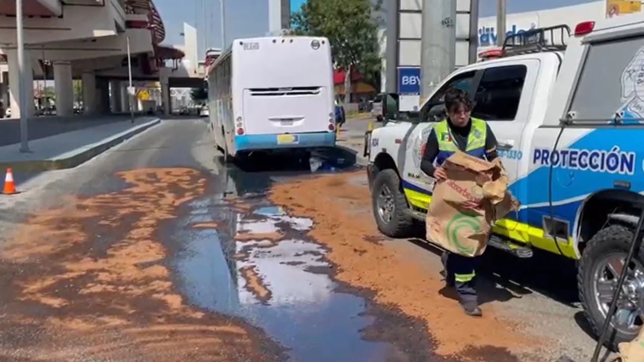 Daña camión urbano tanque de combustible y derrama diésel