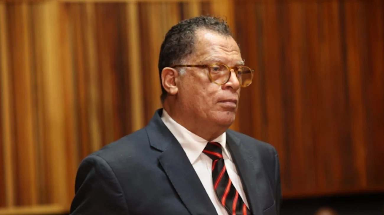 Detienen a presidente de la Asociación Sudafricana de Fútbol