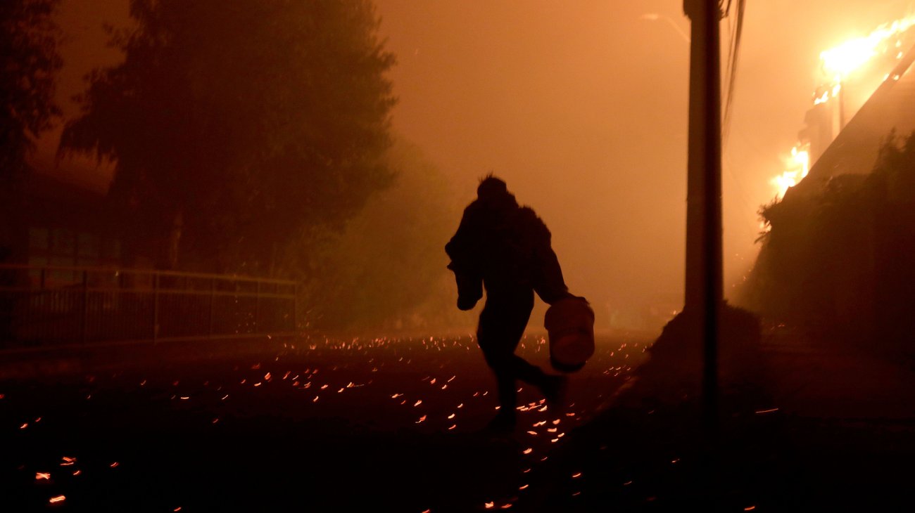 EUA y España envían apoyo para combatir el fuego en Chile
