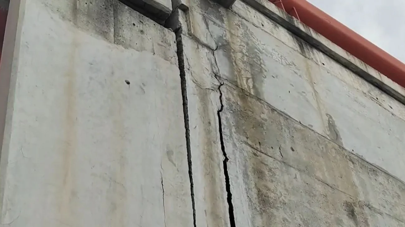 Denuncian grietas en Puente Hidalgo en Santa Catarina