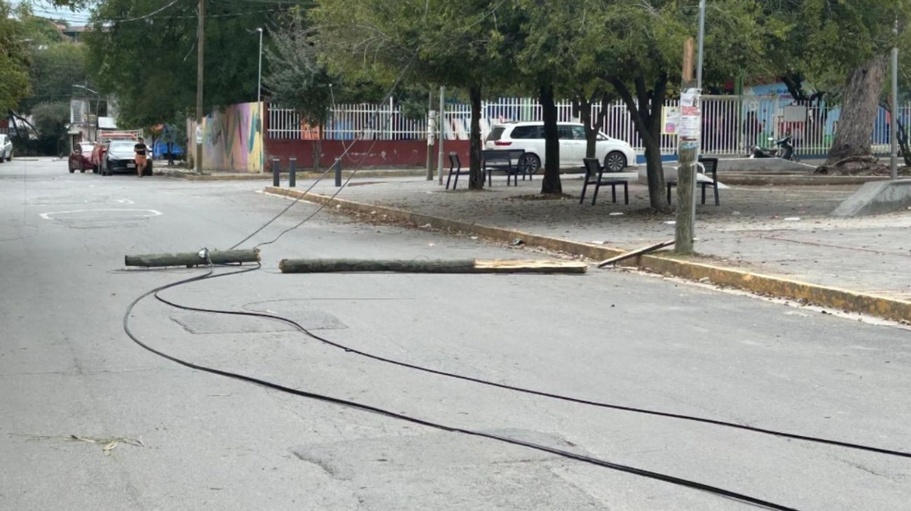 Denuncian_poste_derribado_en_Laderas_del_Mirador_be6f107ed7