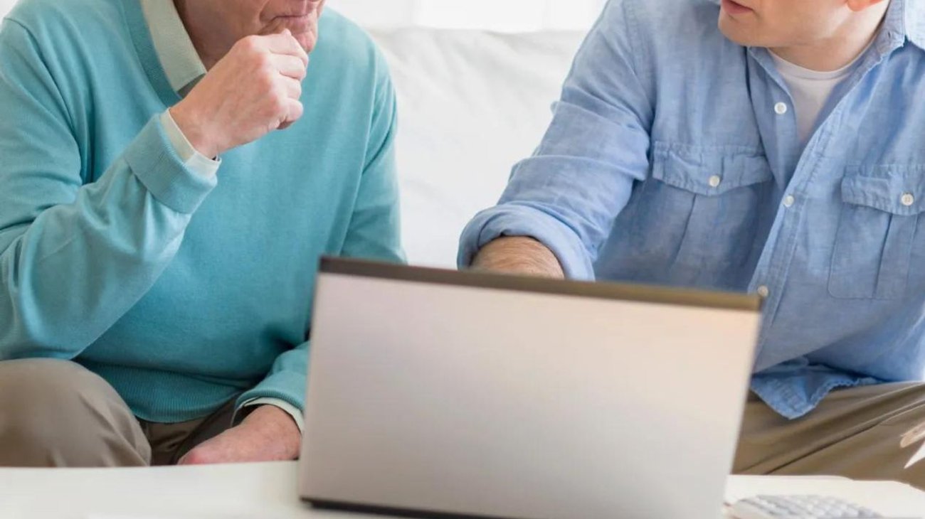 Joven se entera que es adoptado por conversación de WhatsApp