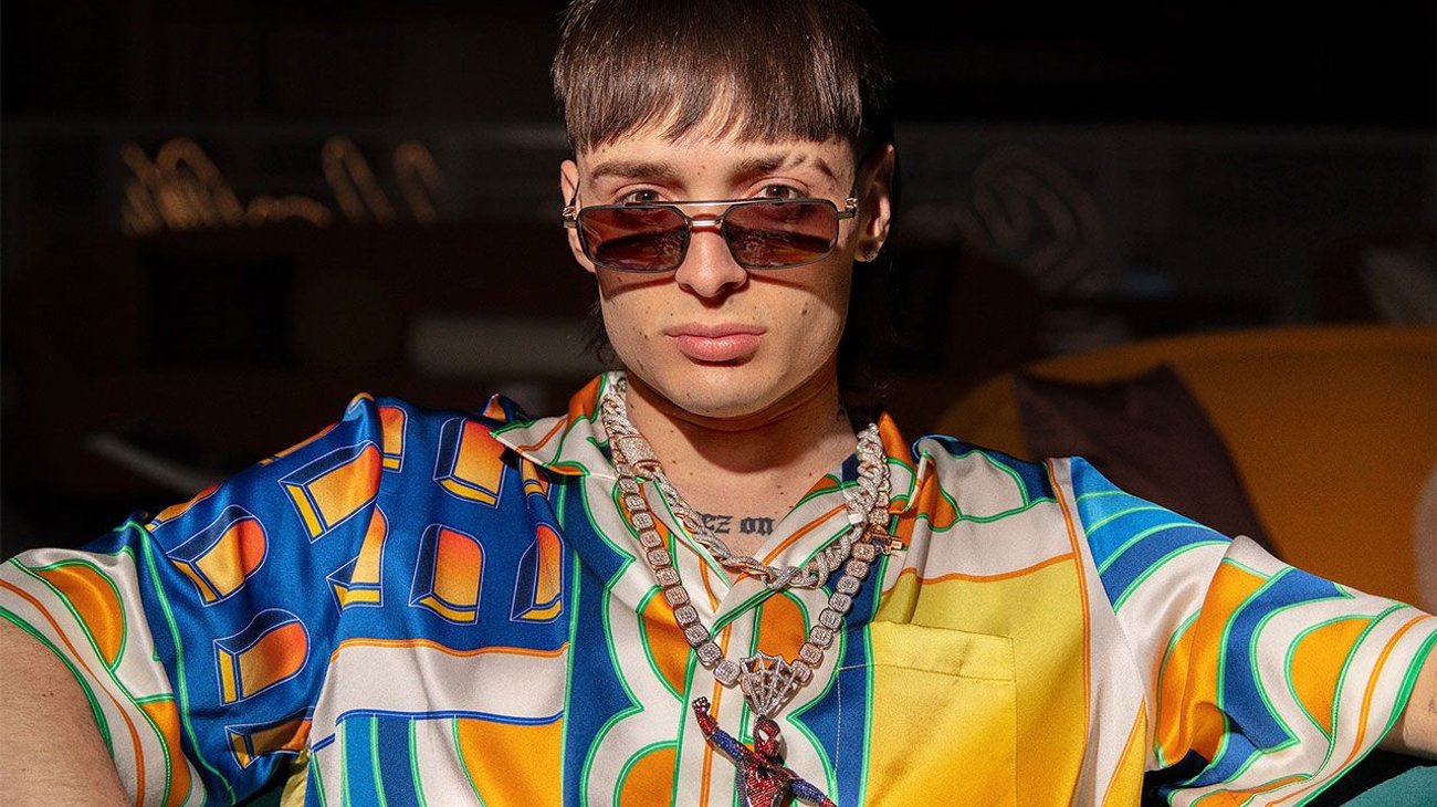 Detienen a hombre con pancartas de amenazas a Peso Pluma