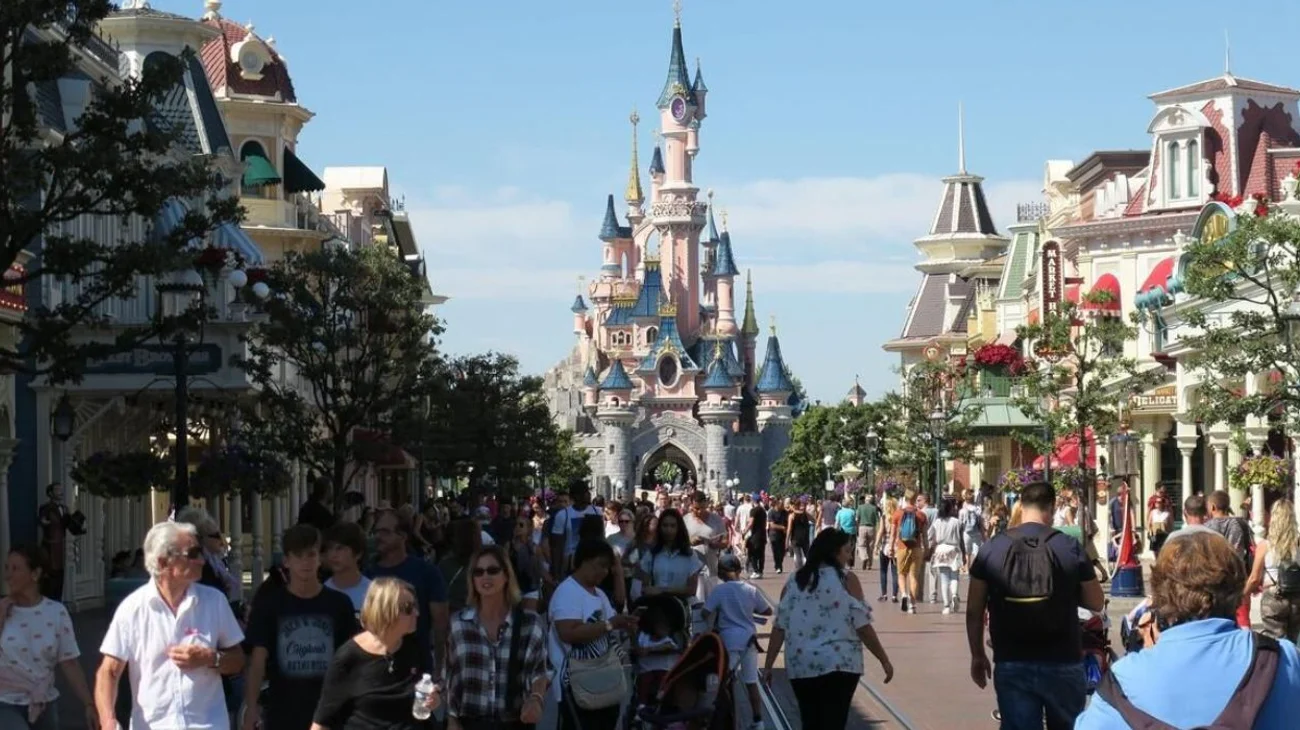 Detienen a cuatro en boda que involucraba a menor en Disneyland