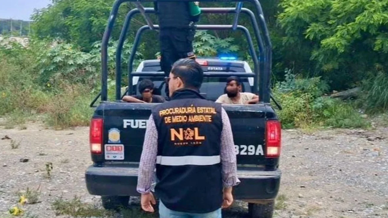 Detienen a dos en el Río Santa Catarina por quemar residuos