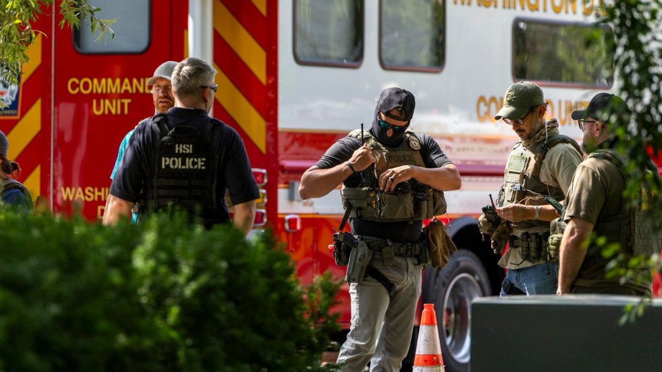 Detienen a funcionario de EUA por lanzar un sándwich a un policía