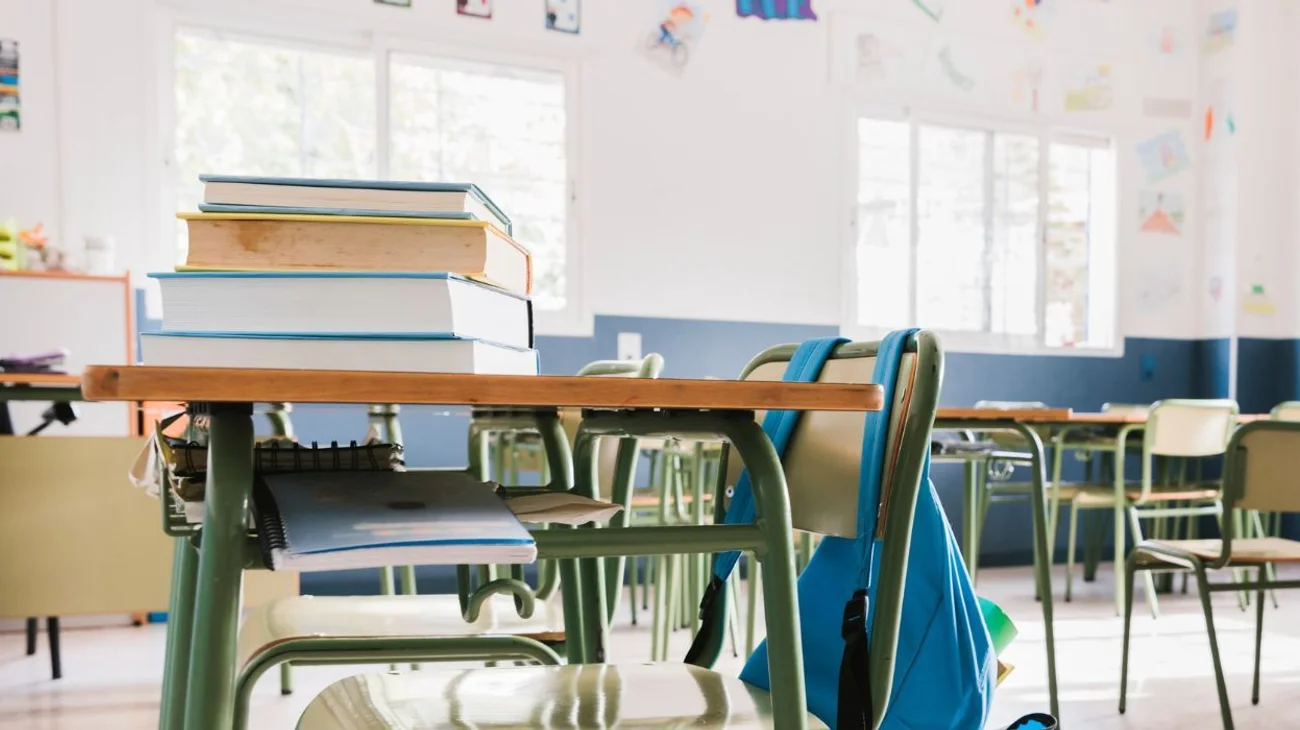 Detienen a dos estudiantes tras vaciar cloro en agua de compañero