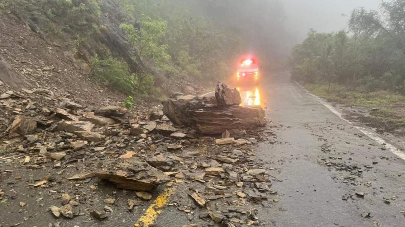 Deslave de cerro obstruye vialidad en la carretera a Rayones