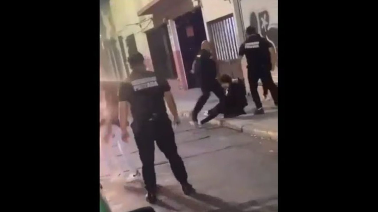 Cadeneros de un bar en León propinan brutal golpiza a joven