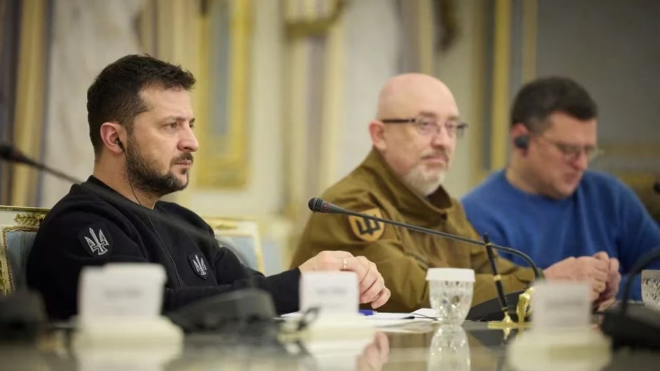 Presidente de Ucrania destituye a su ministro de defensa