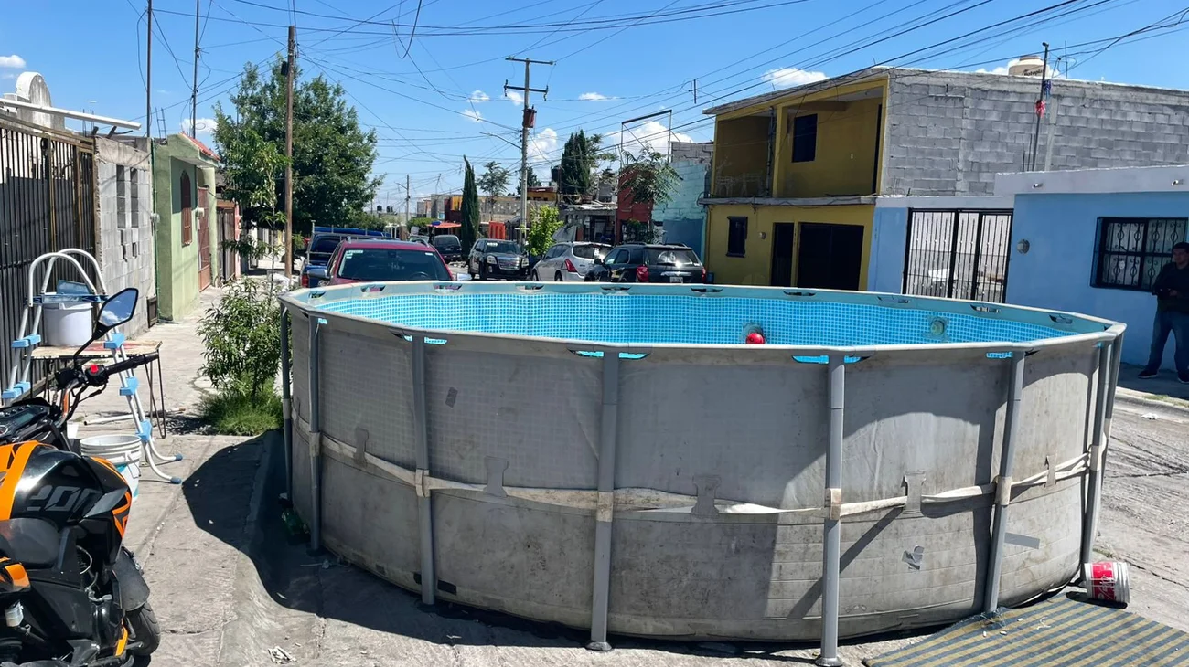 Divide opiniones en Saltillo por instalación de alberca en calle