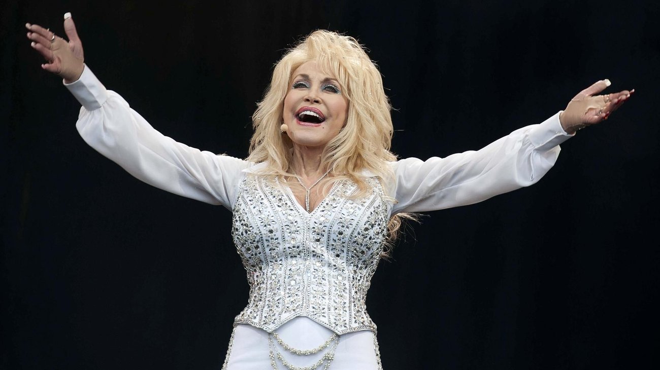 Familia de Dolly Parton pide a fans oraciones por su salud
