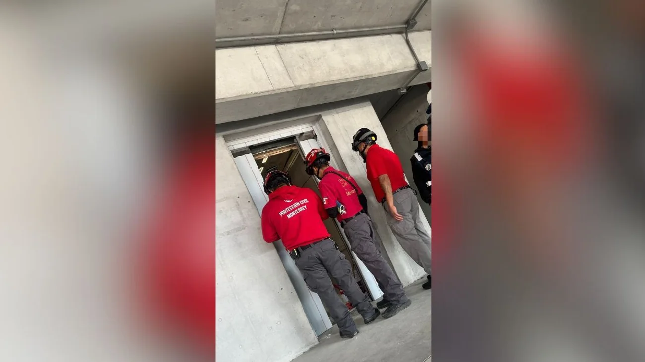 Quedan 10 atrapados en un elevador de torre de departamentos UNA