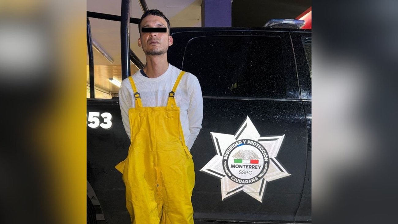 Detienen a hombre con motocicleta robada y un arma en Monterrey