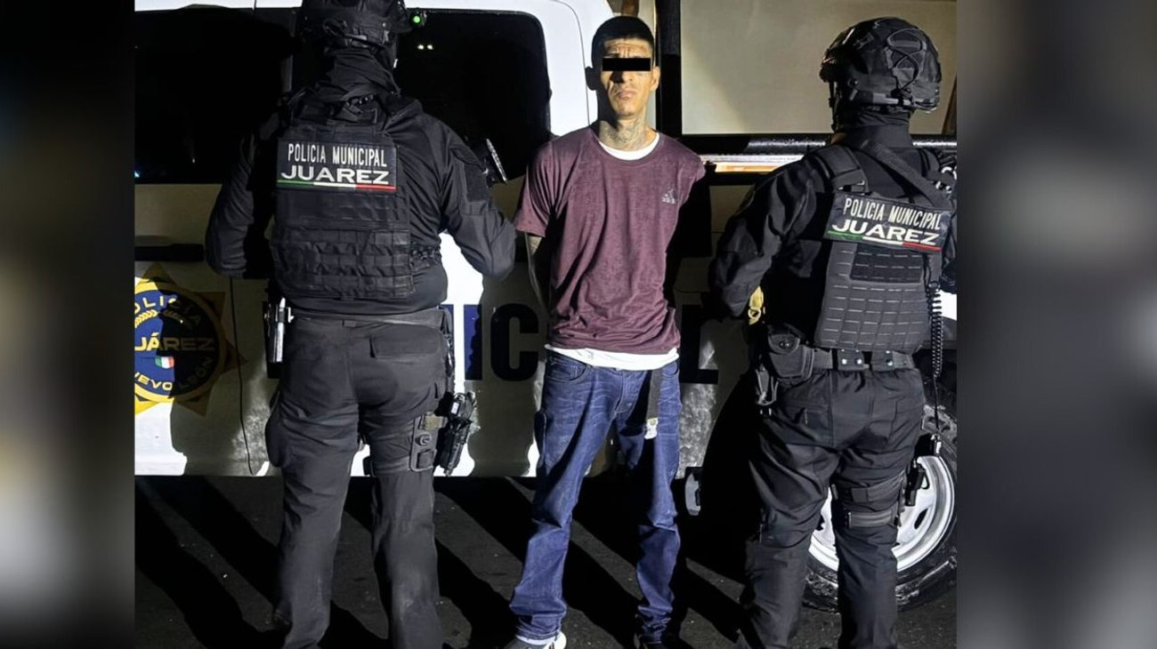 Detienen a hombre con droga y arma en Juárez 