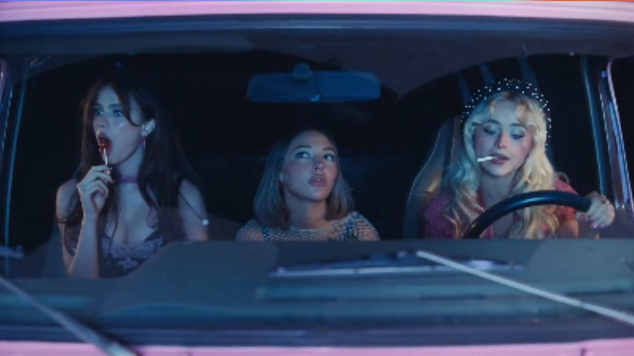 Sabrina Carpenter suma a Margaret Qualley en video de House Tour