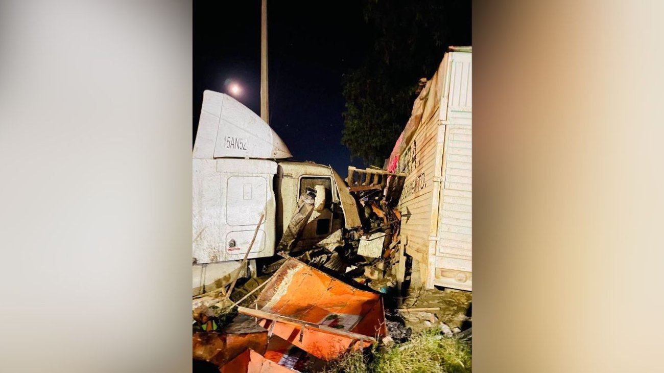 Dos personas mueren prensadas en choque de auto y tráiler