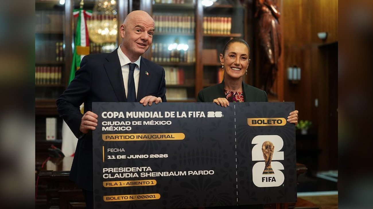 Dan a Sheinbaum réplica enorme de entrada del mundial 2026