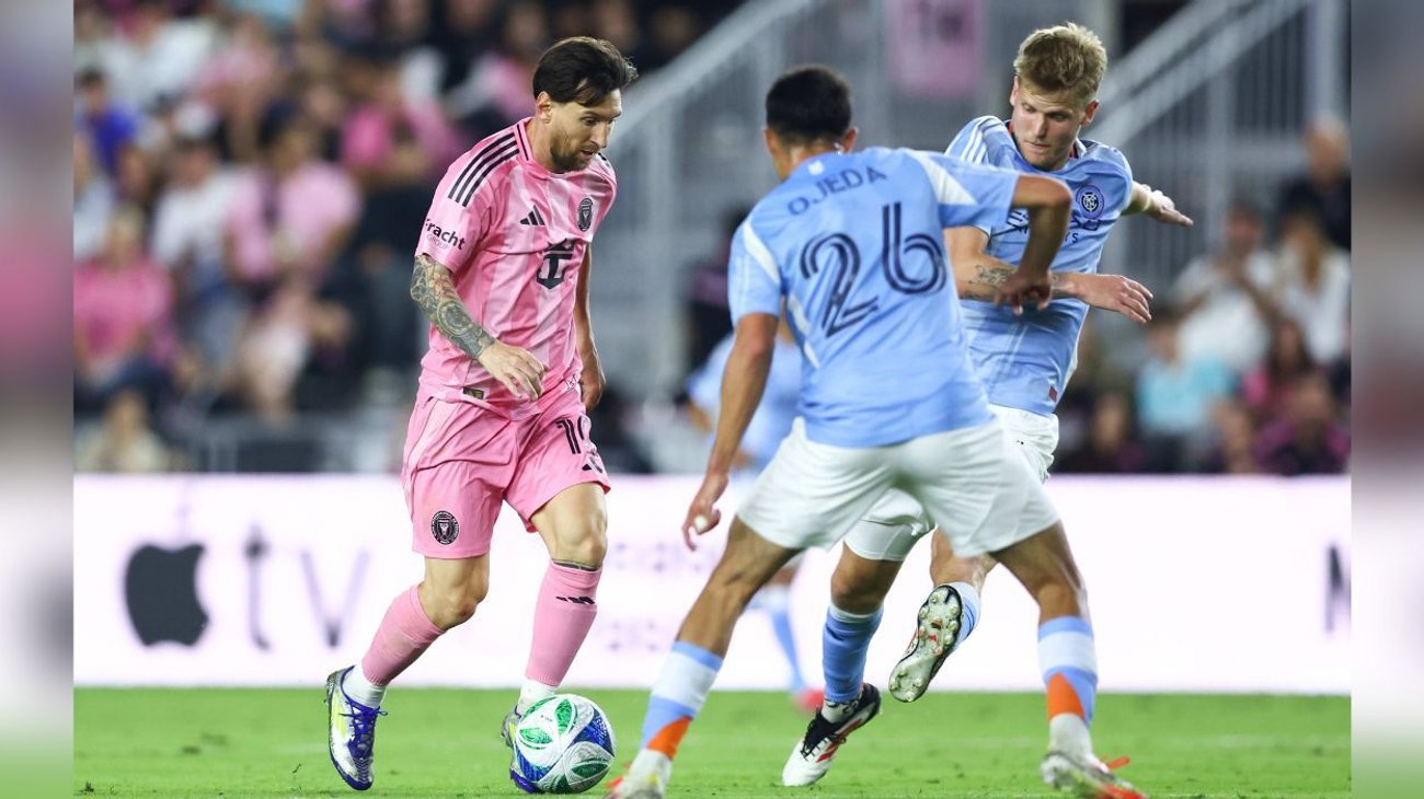 Messi da doblete a la goleada en Inter Miami a los 'playoff'