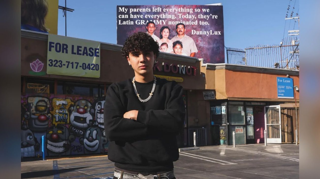 DannyLux lanza cartel en LA con mensaje sobre inmigración 
