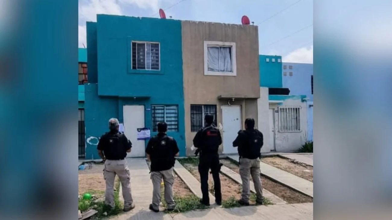 Catean tres casas encontrando armas y drogas 