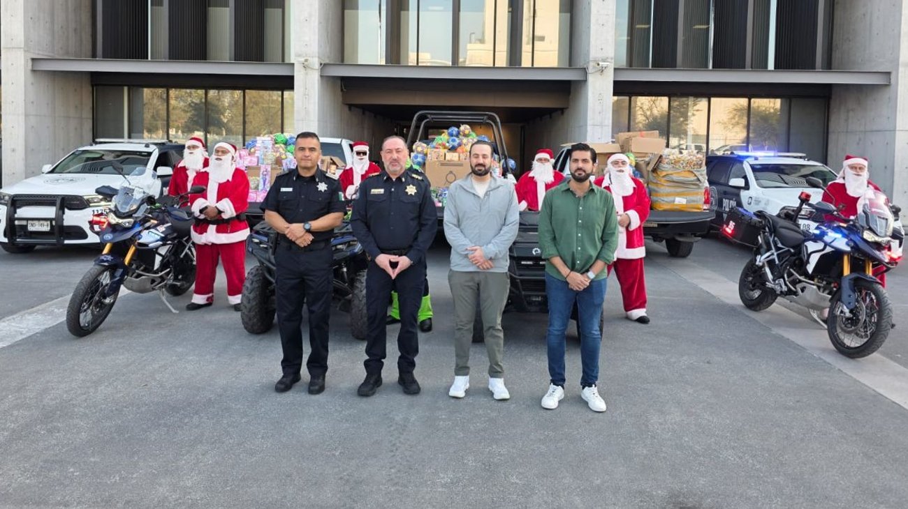 Entrega policías de San Pedro juguetes navideños a familias