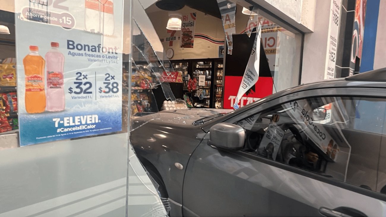 Conductor se impacta contra tienda de autoservicio