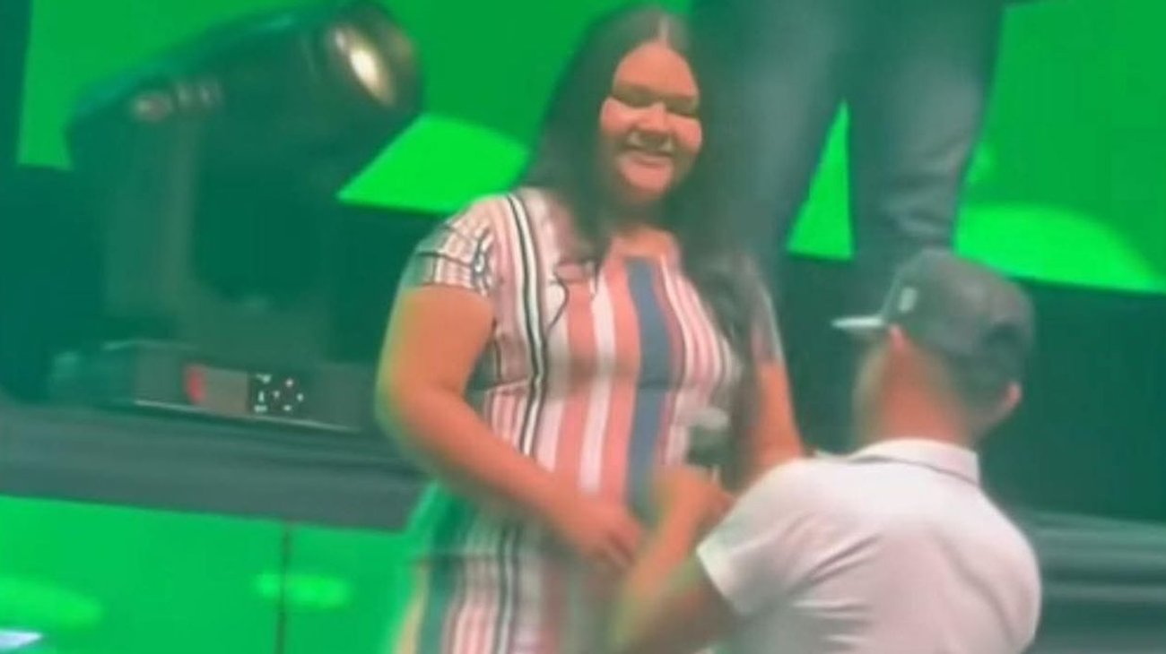 Propuesta de matrimonio en concierto termina en escándalo