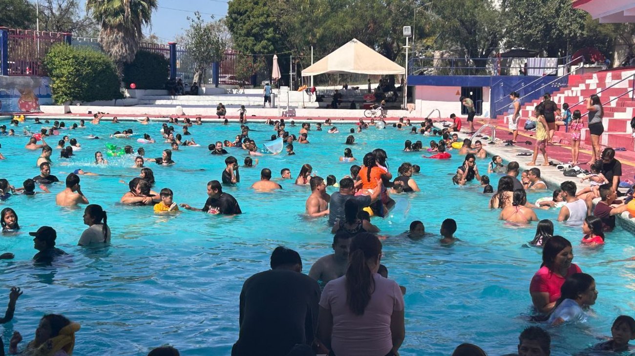 Familias aprovechan el calor y último fin de semana de vacaciones