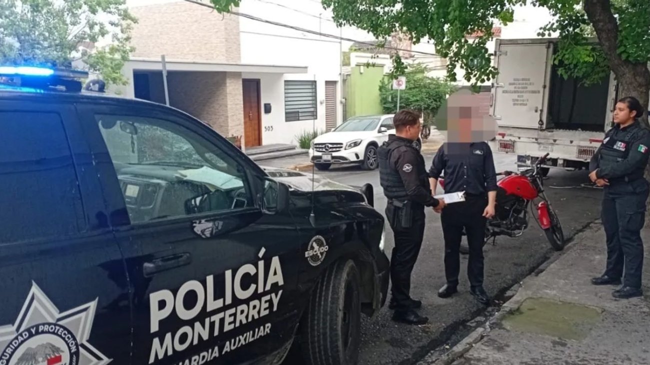 Entregan policías cartera extraviada a joven en Monterrey