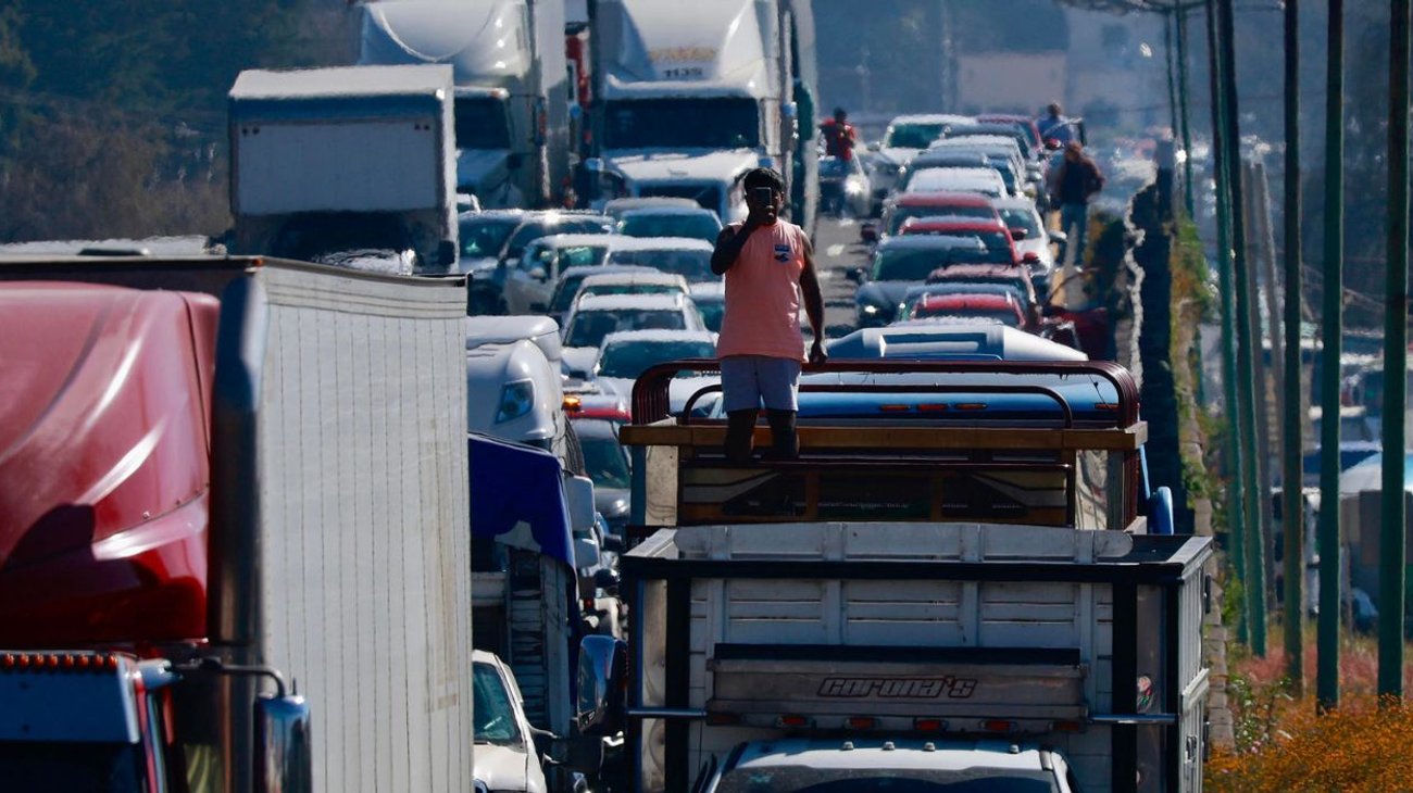 Transportistas bloquean carreteras por compañero raptado