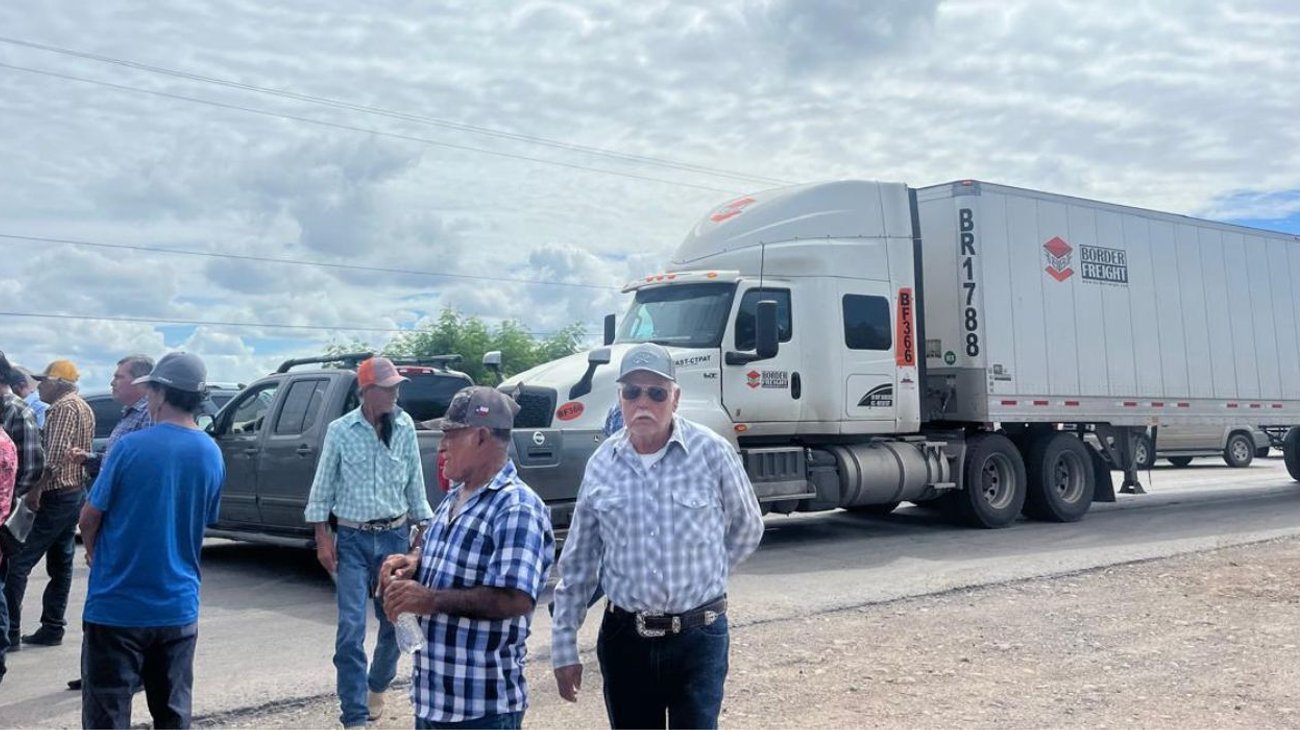 Bloquean carreteras productores rurales en Tamaulipas