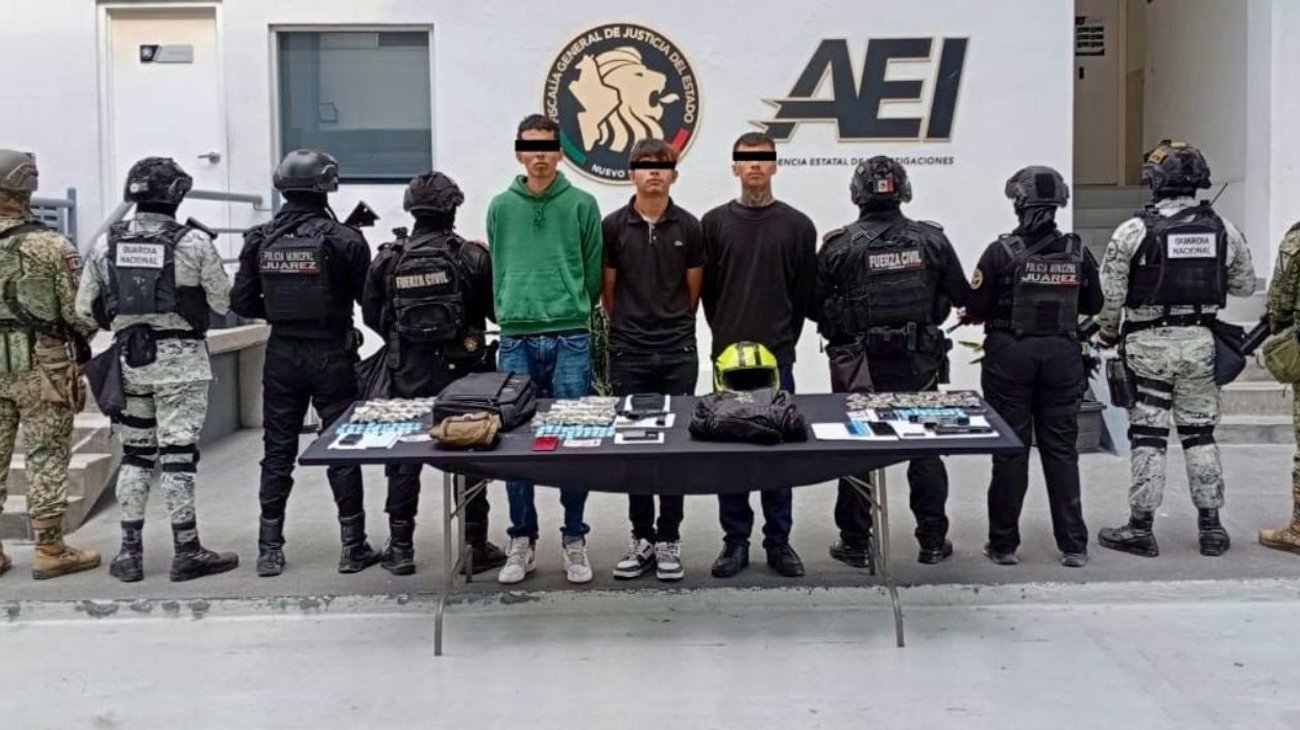 Detienen a tres hombres armados y con droga en Juárez