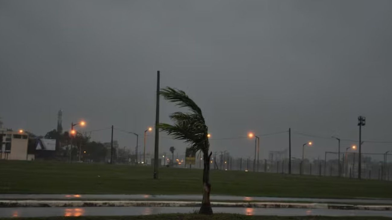 Alertan por fuertes vientos de hasta 90 km/h en Paraguay