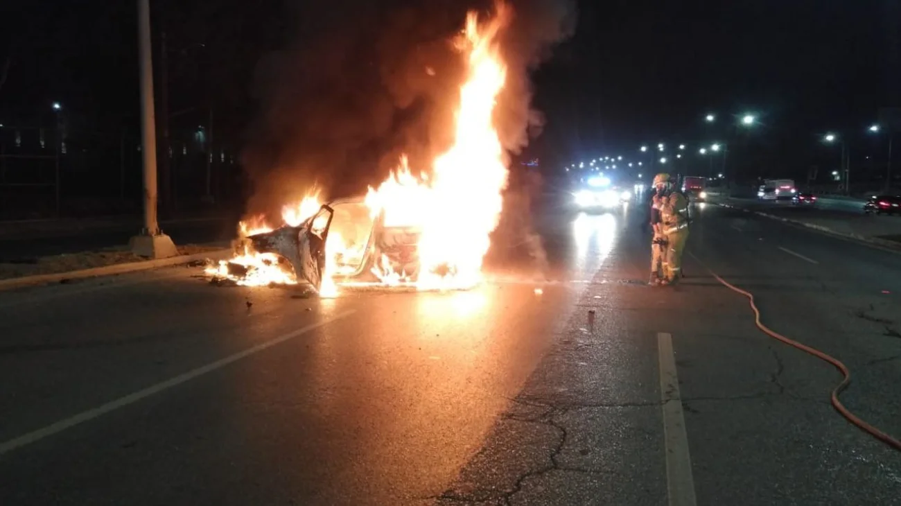 Choca conductor contra luminaria y el vehículo se incendia