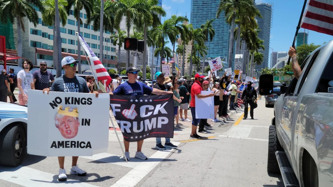Calles de EU se llenan de protestas contra autoritarismo de Trump