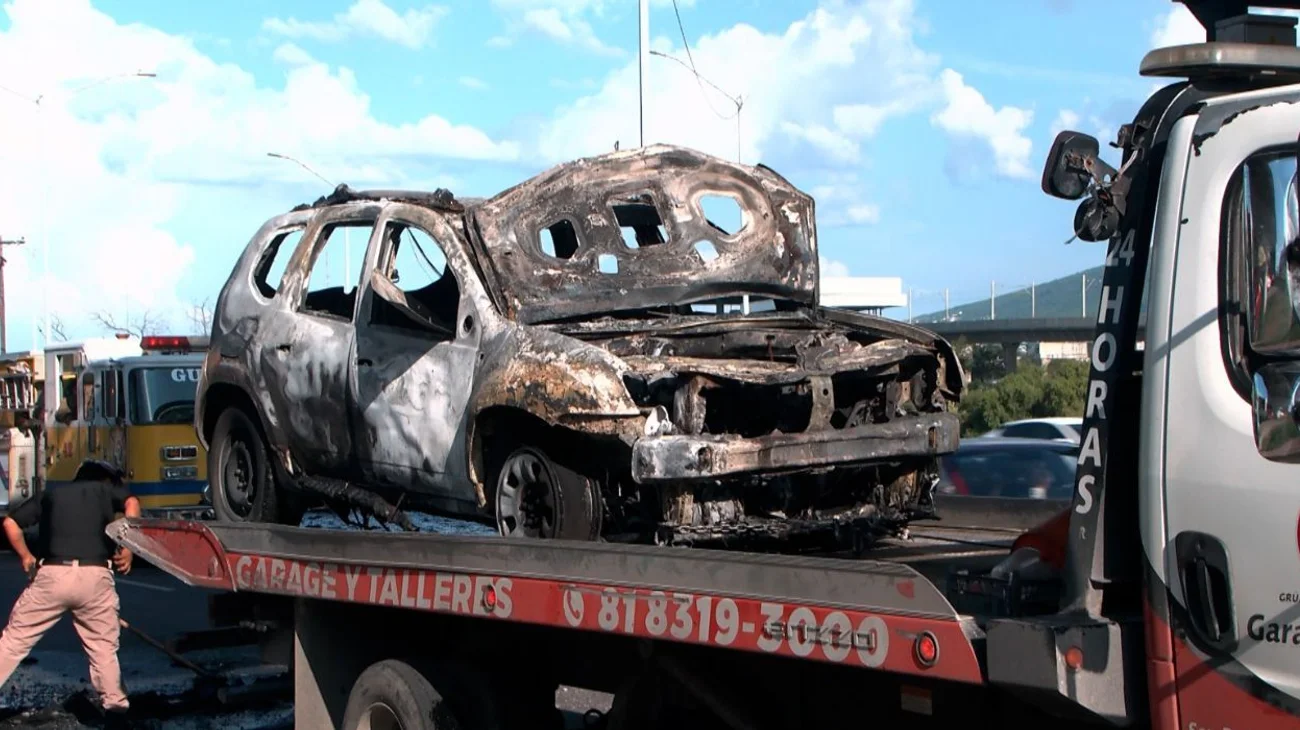 Arde camioneta en llamas sobre av. Constitución