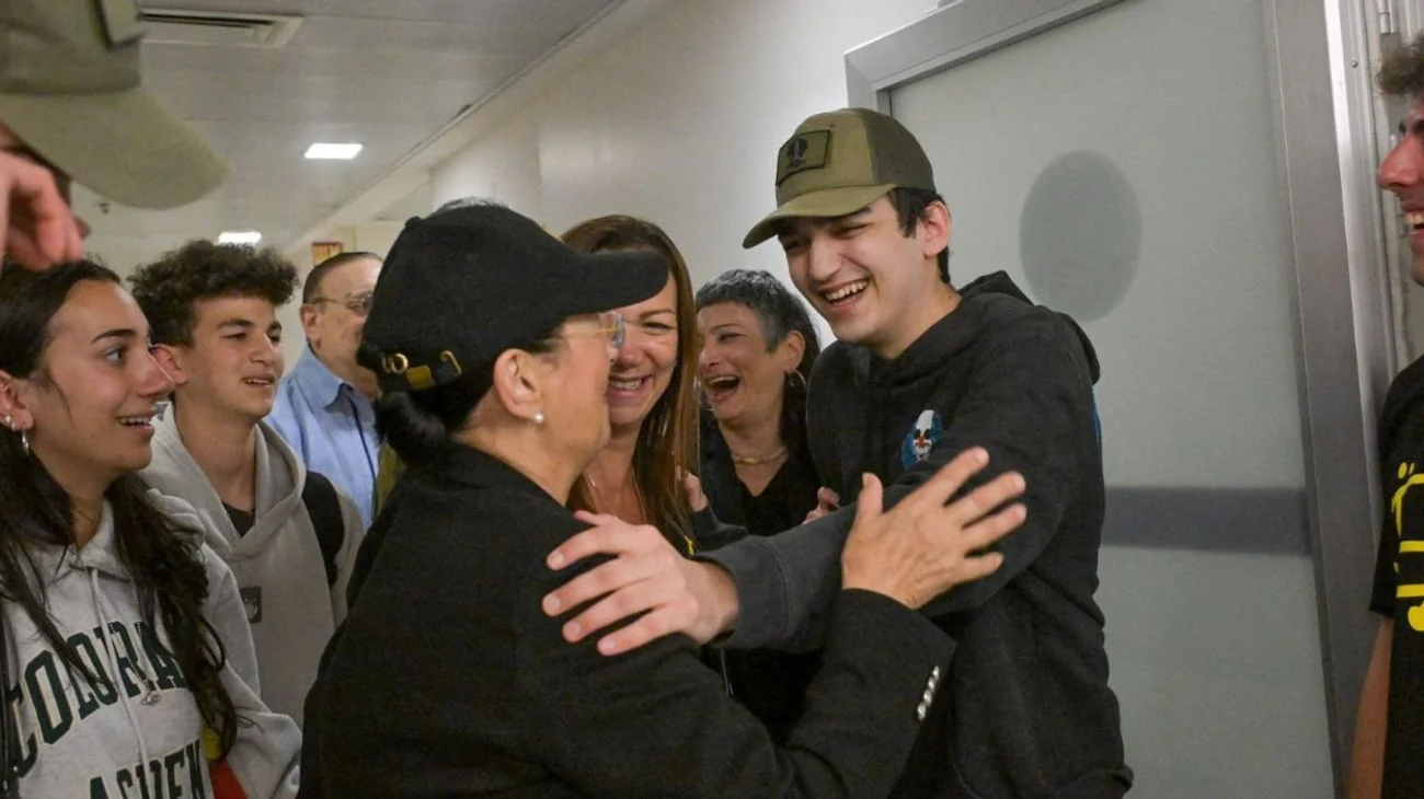 Reciben en Nueva Jersey al exrehén de Hamás Edan Alexander