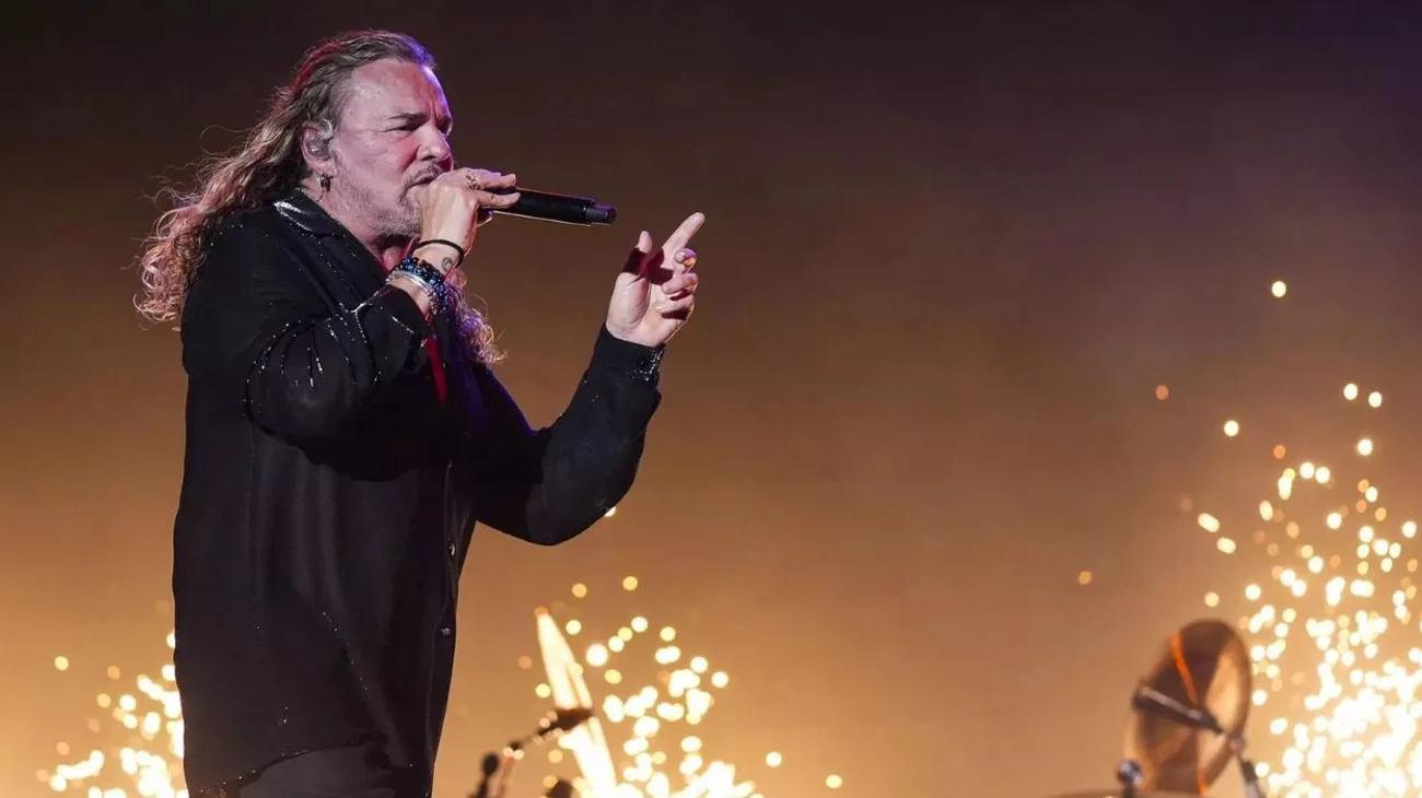 Maná canta por la paz en Sevilla y reclama inversión social