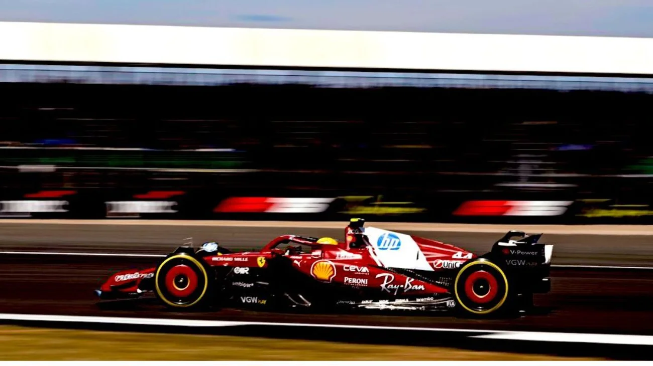 Hamilton lidera, por delante de los McLaren, en Silverstone