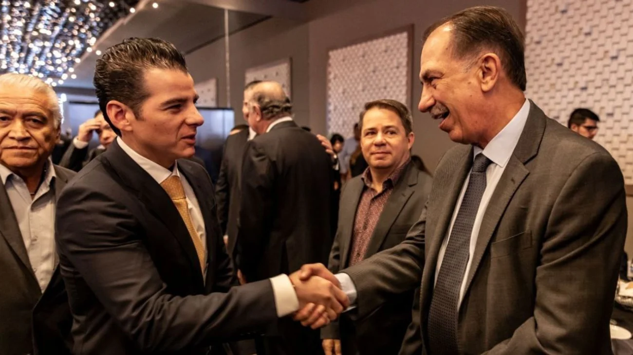 Tiene Mike Flores su primer día como secretario general