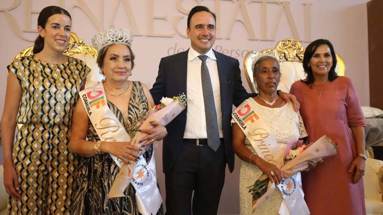 Reconocen a adultos mayores durante la Coronación Estatal 2025